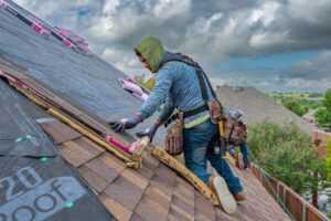 GAF Master Elite roofer installing shingles on a beautiful residential home